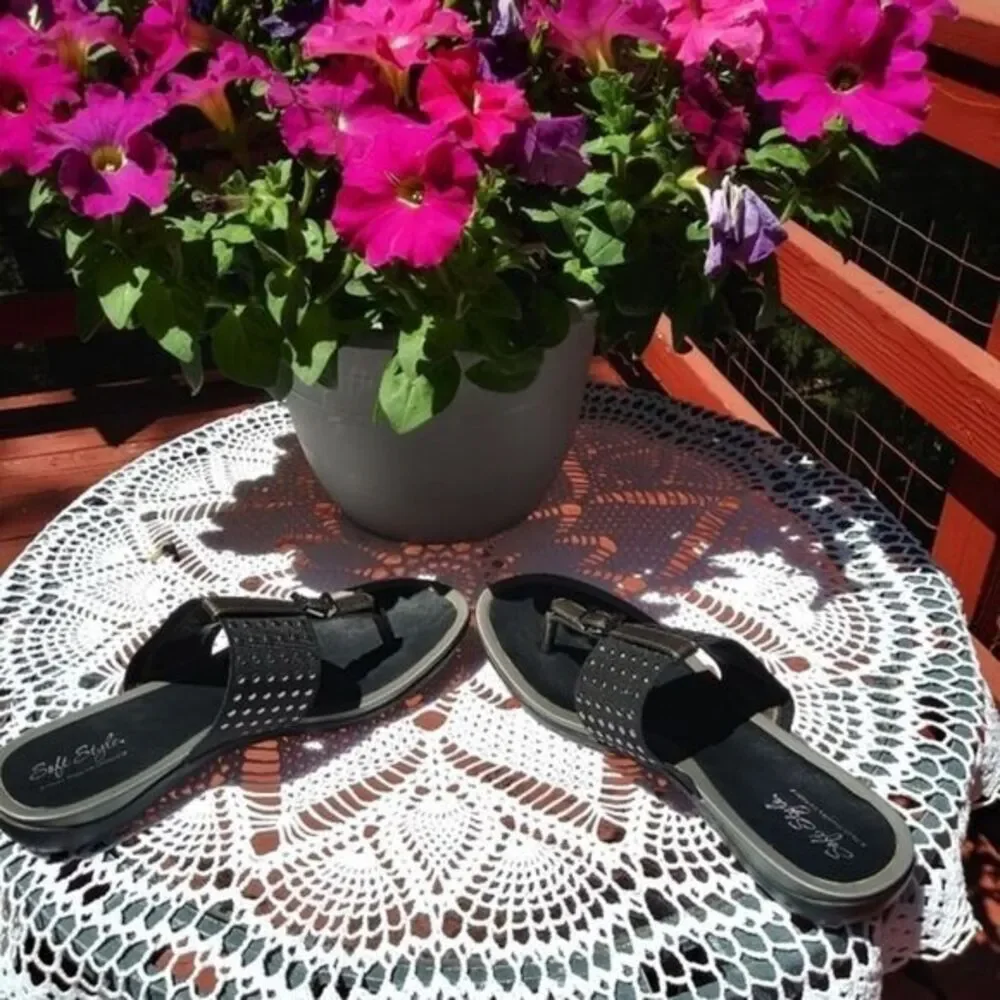 Hush puppies Comfy Strap Sandals black with bronze detail. Rivet detail Size 8.5